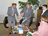 Spisovate� Andrej Chudoba a Ladislav �vihran pri uv�tan� knihy do �ivota symbolicky s �okol�dou Modr� z neba